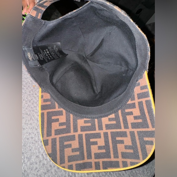 Used authentic fendi hat - Picture 2 of 3